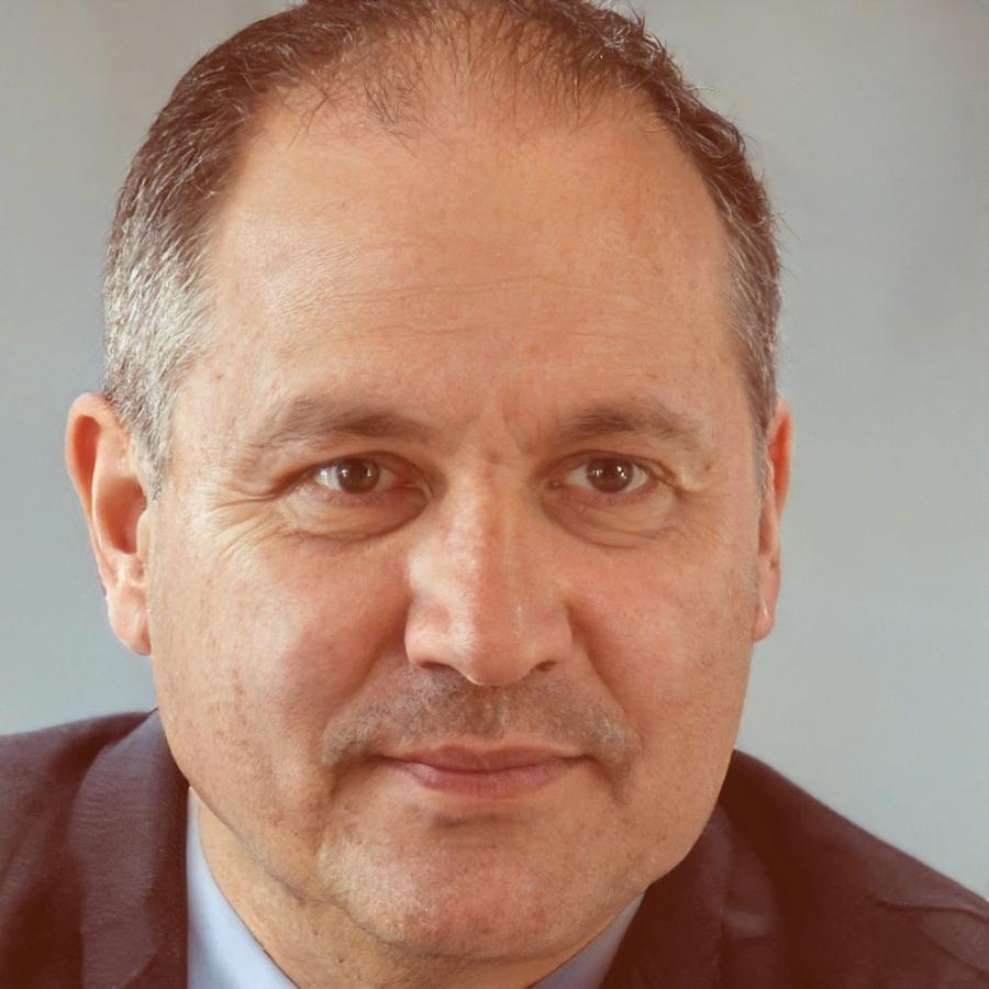 Portret Tomasza Niedźwieckiego, specjalisty ds. automatyzacji AI